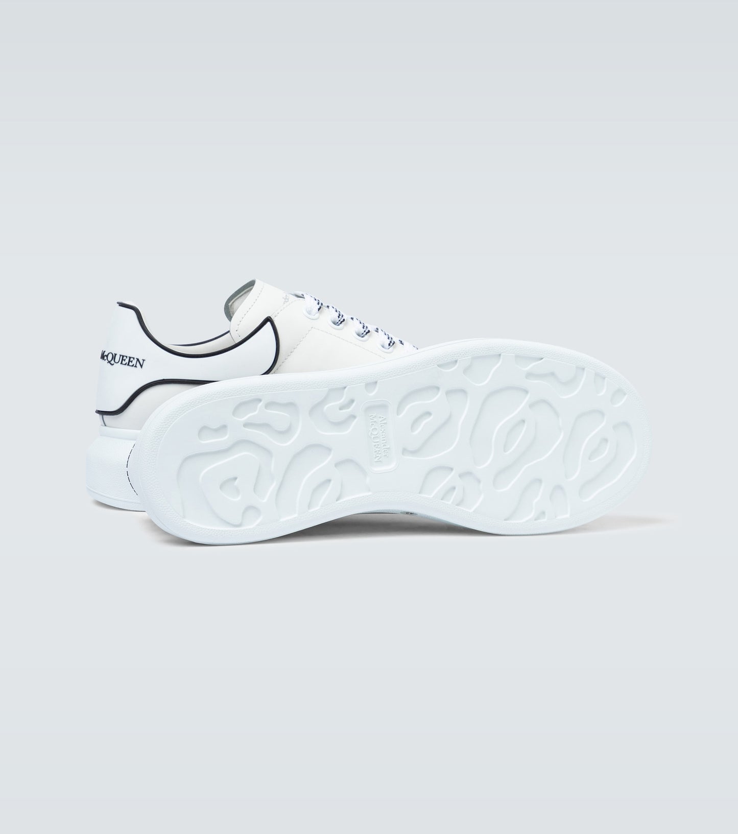 Alexander McQueen Oversized sneaker in White/black