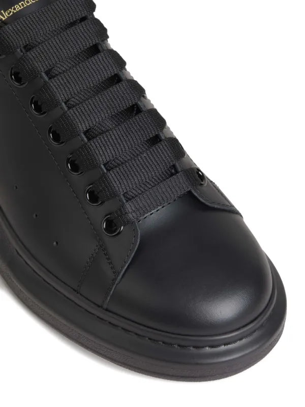 Alexander McQueen
-Black-